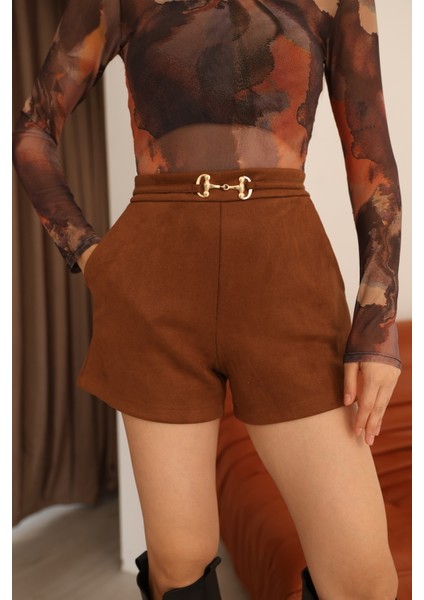 Kahverengi Süet Toka Kemer Detaylı Mini Şort