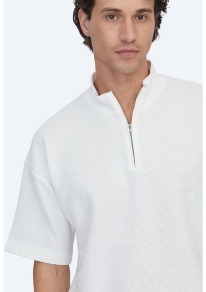 Ekru Desenli Dik Yaka T-Shirt modelleri