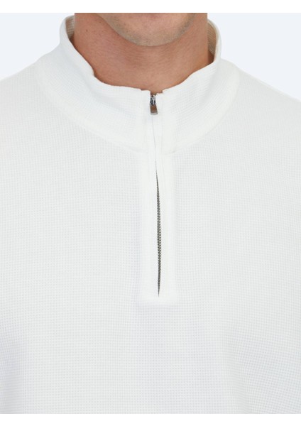 Ekru Desenli Dik Yaka T-Shirt fırsatları