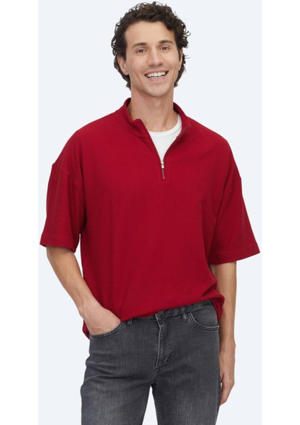 Kırmızı Desenli Dik Yaka T-Shirt