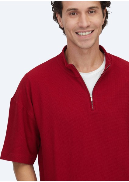 Kırmızı Desenli Dik Yaka T-Shirt modelleri