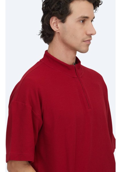 Kırmızı Desenli Dik Yaka T-Shirt fırsatları