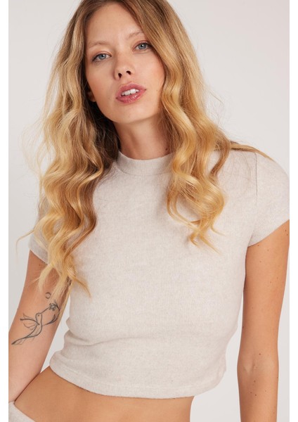 Kadın Slim Fit Dar Kesim Yarım Balıkçı Yaka Kısa Kollu Bej Bluz