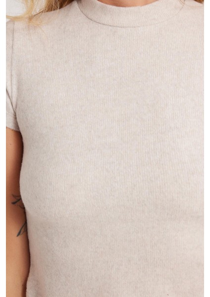 Kadın Slim Fit Dar Kesim Yarım Balıkçı Yaka Kısa Kollu Bej Bluz modelleri