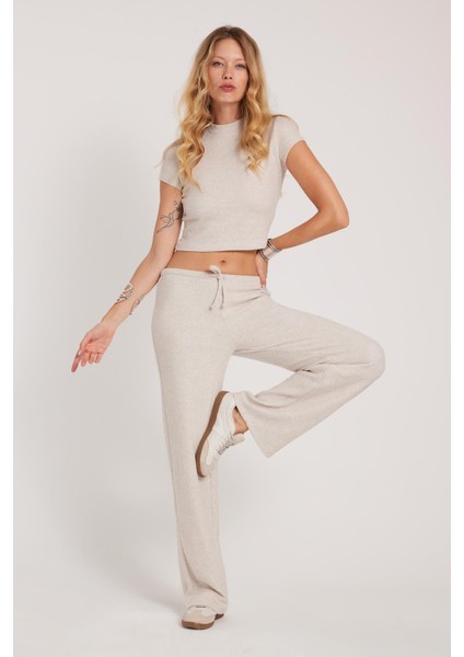 Kadın Slim Fit Dar Kesim Yarım Balıkçı Yaka Kısa Kollu Bej Bluz fırsatları