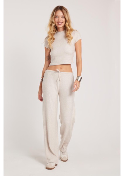 Kadın Slim Fit Dar Kesim Yarım Balıkçı Yaka Kısa Kollu Bej Bluz indirimleri