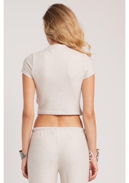 Kadın Slim Fit Dar Kesim Yarım Balıkçı Yaka Kısa Kollu Bej Bluz