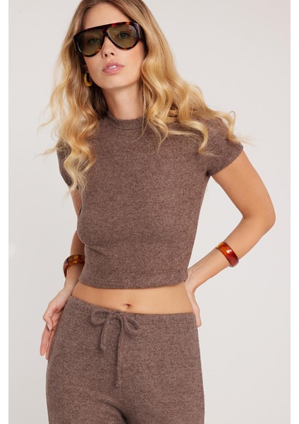 Kadın Slim Fit Dar Kesim Yarım Balıkçı Yaka Kısa Kollu kahverengi Bluz