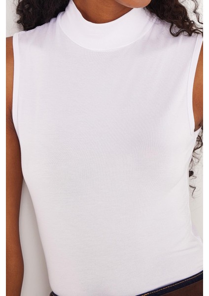 Kadın 4'lü Paket Beyaz Regular Fit Viskon Kumaş Balıkçı Yaka Sıfır Kol Bluz fırsatları