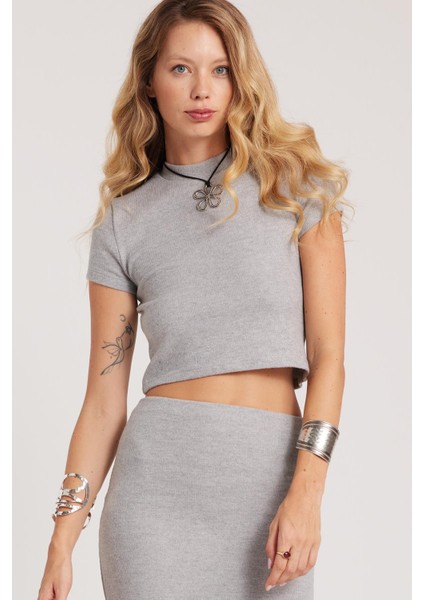 Kadın Slim Fit Dar Kesim Yarım Balıkçı Yaka Kısa Kollu gri Bluz