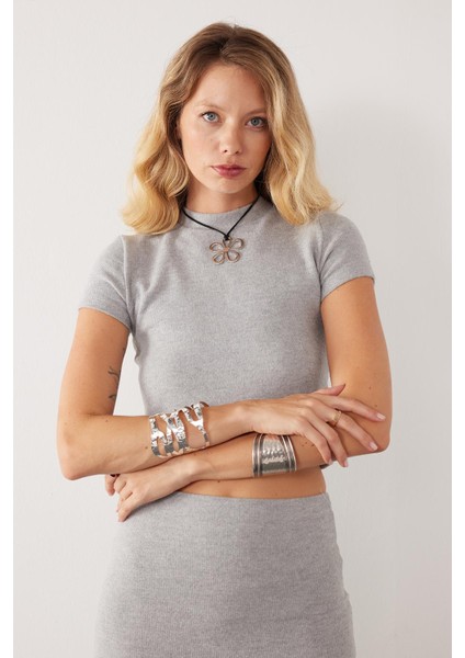 Kadın Slim Fit Dar Kesim Yarım Balıkçı Yaka Kısa Kollu gri Bluz fırsatları