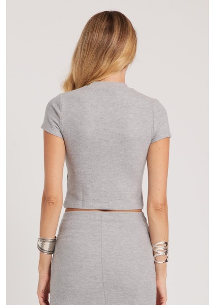 Kadın Slim Fit Dar Kesim Yarım Balıkçı Yaka Kısa Kollu gri Bluz