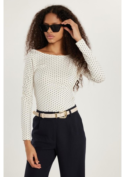 Kadın Slim Fit Dar Kesim Sırt Detaylı Beyaz Bluz