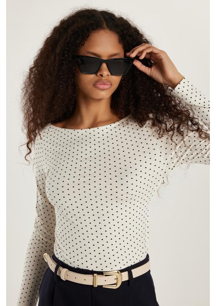 Kadın Slim Fit Dar Kesim Sırt Detaylı Beyaz Bluz fiyatları