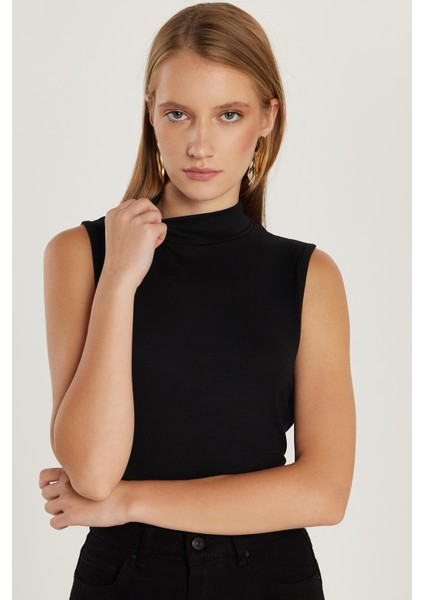 Kadın Standart Fit Normal Kesim Sıfır Kol Yarım Balıkçı Yaka Siyah Bluz