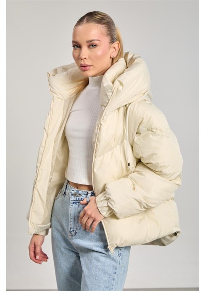 Kadın Yaka Düğmeli Kapüşonlu Şişme Mont - Ekru