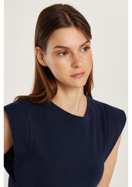 Kadın Slim Fit Dar Kesim Sıfır Kollu Bisiklet Yaka Lacivert Bluz fiyatları