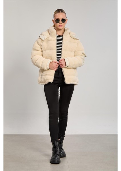 Kadın Kapüşonlu Peluş Kabartma Şişme Mont - Taş Rengi modelleri