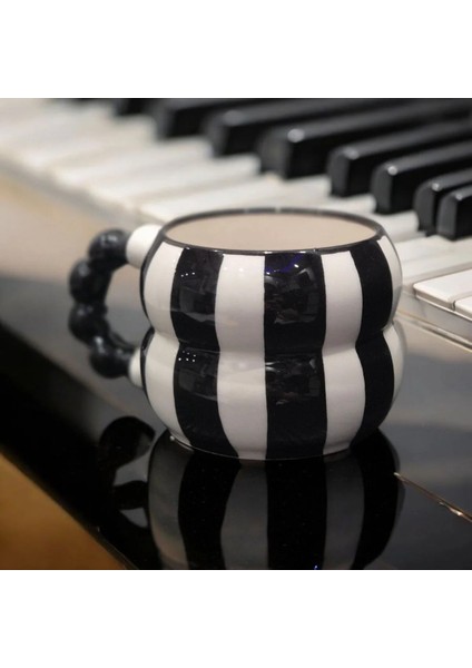 Katmerli Boncuk Kulp Piyano Desenli El Işlemeli Seramik Kupa