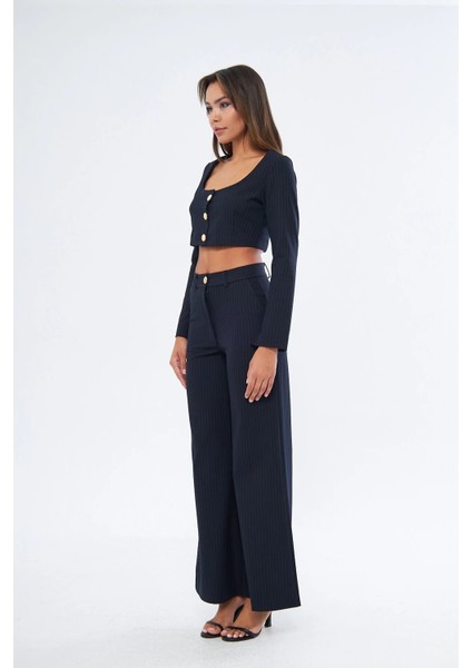 Kenz Geniş Yaka Çizgili Desenli Crop Boy Regular Fit Lacivert Renk Kadın Bluz