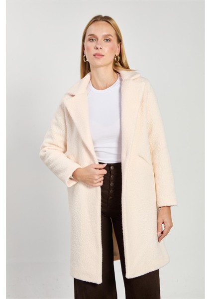 Kadın Tek Düğmeli Buklet Kruvaze Yaka Kaban - Krem fiyatları