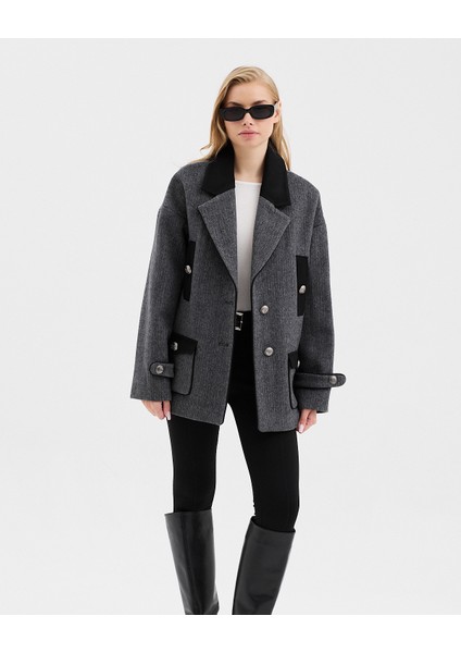 Kadın Yaka Detaylı Düşük Kollu Balık Sırtı Desenli Mono Kapamalı Ceket