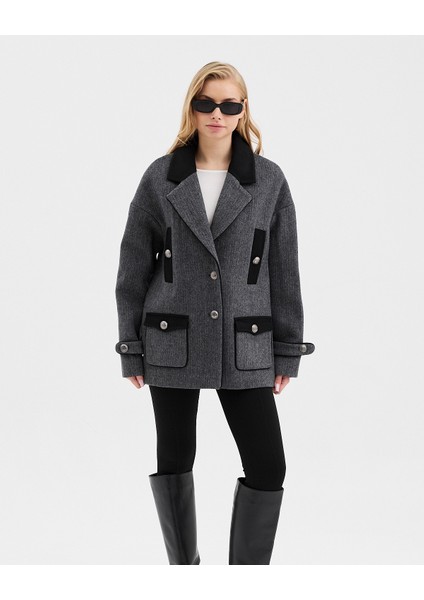 Kadın Yaka Detaylı Düşük Kollu Balık Sırtı Desenli Mono Kapamalı Ceket fiyatları