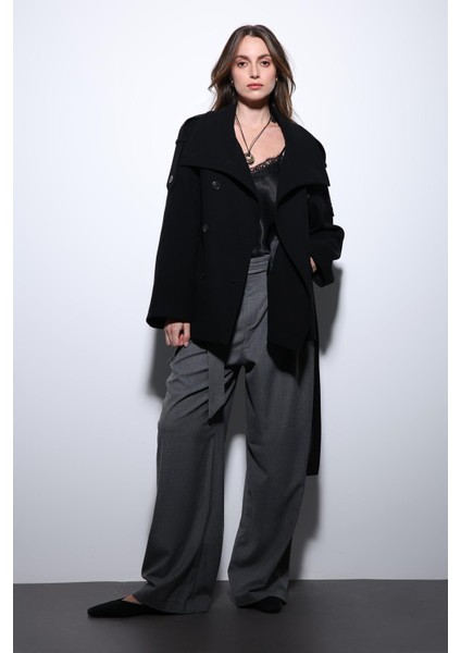 Siyah Dik Yaka Kruvaze Kadın Kaban