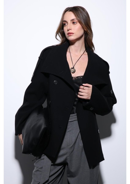 Siyah Dik Yaka Kruvaze Kadın Kaban fırsatları