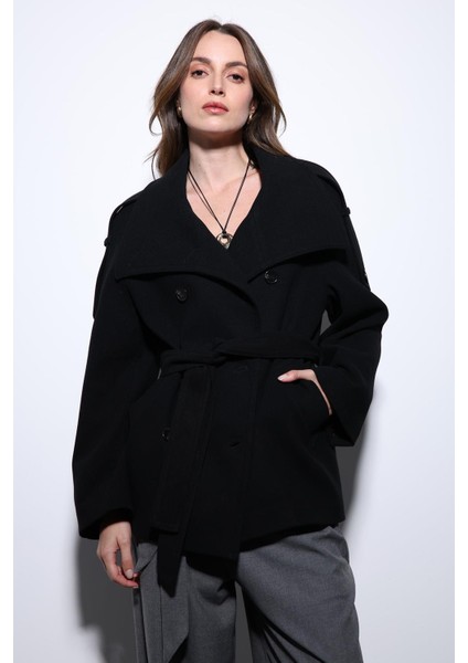 Siyah Dik Yaka Kruvaze Kadın Kaban