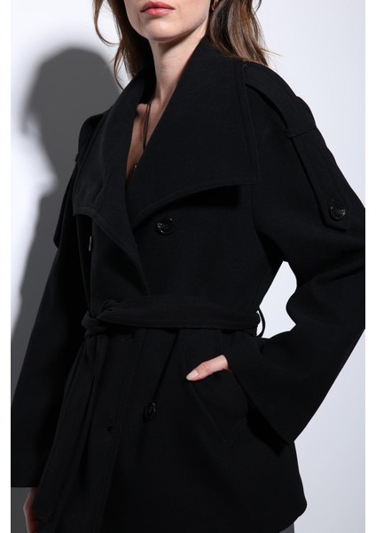 Siyah Dik Yaka Kruvaze Kadın Kaban