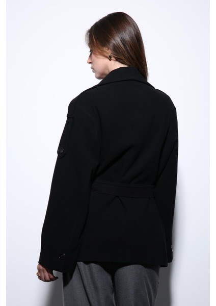 Siyah Dik Yaka Kruvaze Kadın Kaban