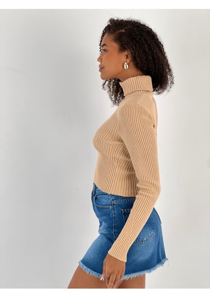Kadın Boğazlı Yaka Fitilli Crop Bej Triko Bluz modelleri