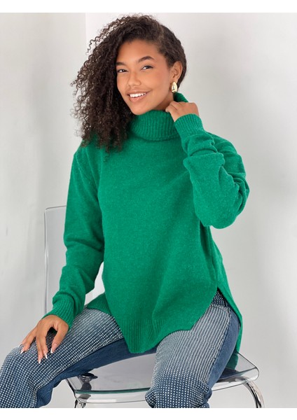 Düşük Omuzlu Yanları Yırtmaçlı Boğazlı Yeşil Kazak