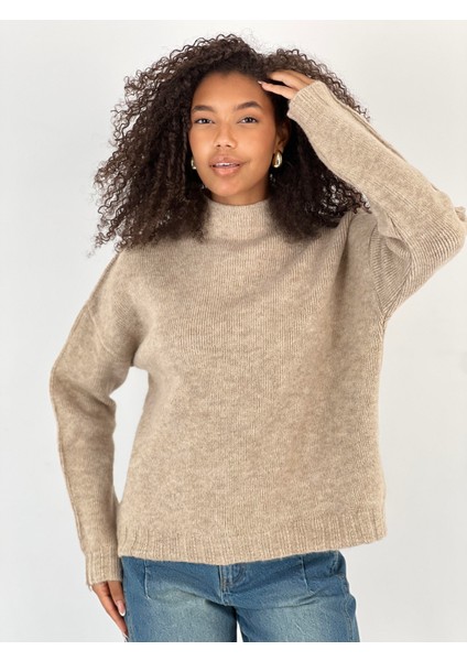 Kadın Dökümlü Yarım Balıkçı Yaka Bej Triko Kazak
