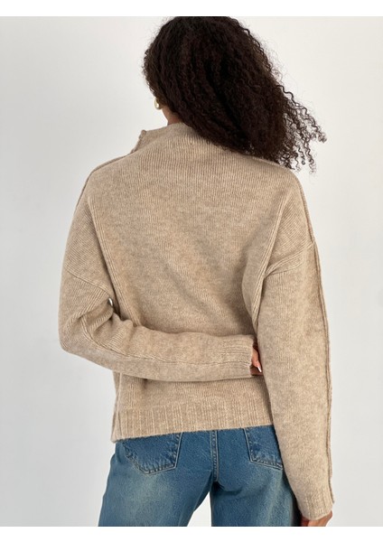 Kadın Dökümlü Yarım Balıkçı Yaka Bej Triko Kazak