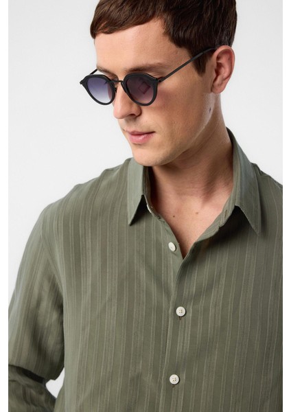 Haki Çizgili ve Dokulu Erkek Gömlek fırsatları