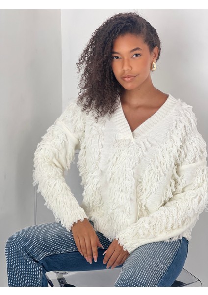 Kadın V Yaka Püsküllü Ekru Triko Kazak fiyatları