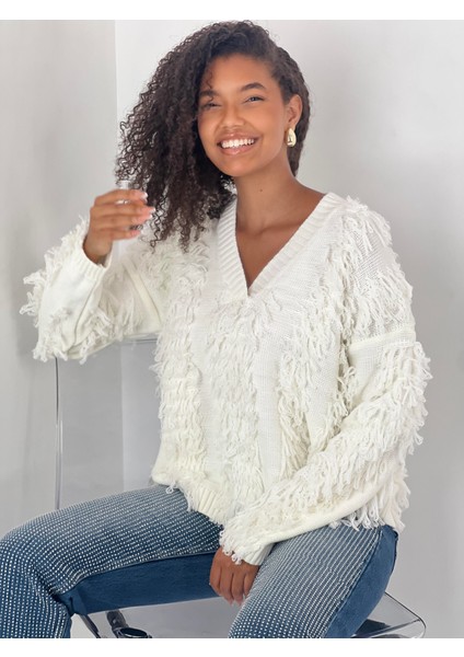 Kadın V Yaka Püsküllü Ekru Triko Kazak modelleri