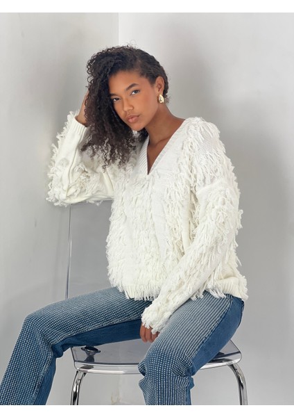 Kadın V Yaka Püsküllü Ekru Triko Kazak fırsatları