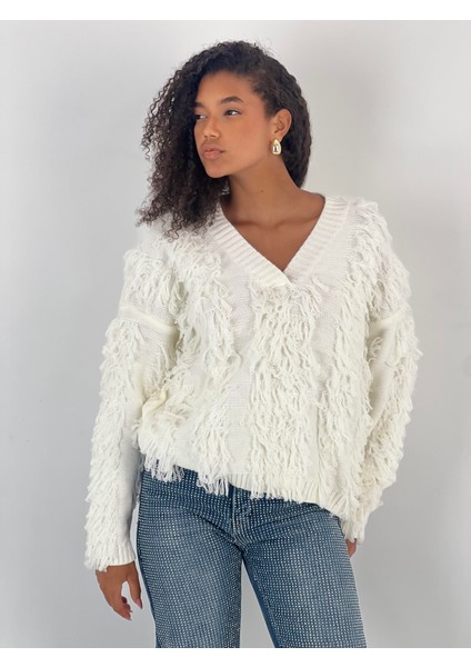 Kadın V Yaka Püsküllü Ekru Triko Kazak indirimleri
