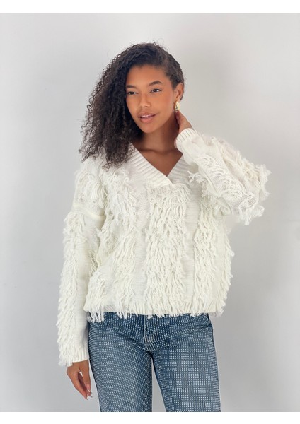 Kadın V Yaka Püsküllü Ekru Triko Kazak