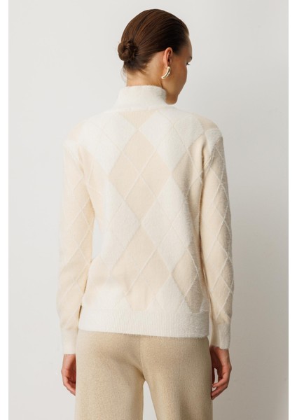 Taş Detaylı Yarım Balıkçı Triko Kazak-KREM