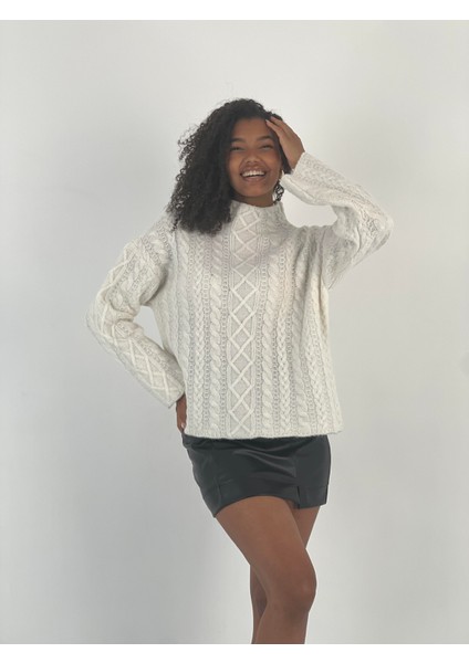 Kadın Saç Örgü Desenli Yüksek Yaka Ekru Triko Kazak