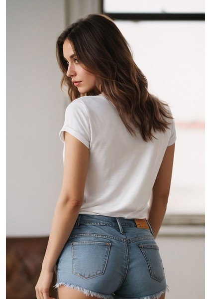 Stay On The Truth Baskılı Beyaz V Yaka Tişört fiyatları