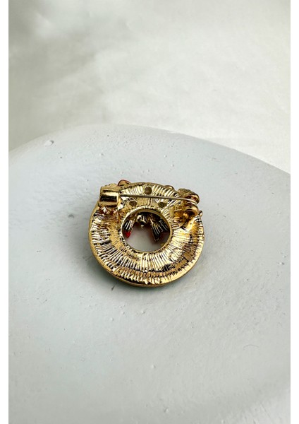 Yılbaşı Özel Kırmızı Kırmızı Fiyonk Detay Taşlı Çelenk Broş (3cm) fiyatları