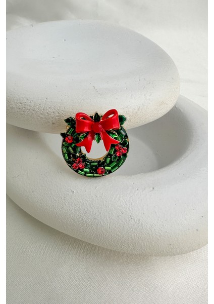 Yılbaşı Özel Kırmızı Kırmızı Fiyonk Detay Taşlı Çelenk Broş (3cm) modelleri