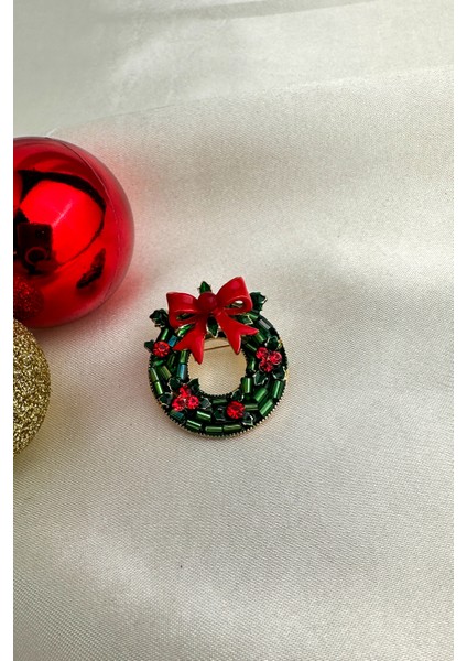 Yılbaşı Özel Kırmızı Kırmızı Fiyonk Detay Taşlı Çelenk Broş (3cm) indirimleri