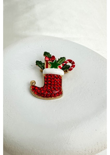 Yılbaşı Özel Yeşil Yıldız Detay Kırmızı Taşlı Noel Çorap Broş (4cm)