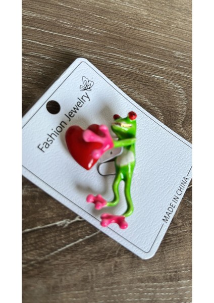 Broşyeşil Kurbağa Elinde Kırmızı Kalp Anlamlı Şık Broş